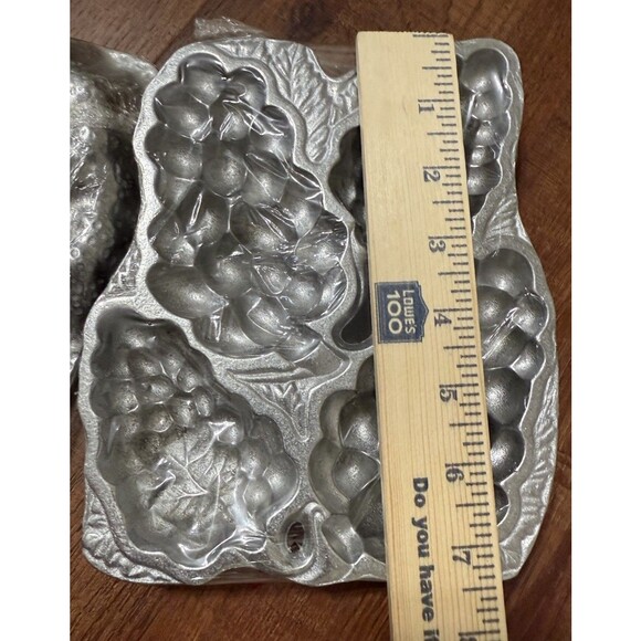 Wilton Armetale RWP Grapes Muffin Mold #353701 USA cooking serving X 2 - Picture 8 of 8